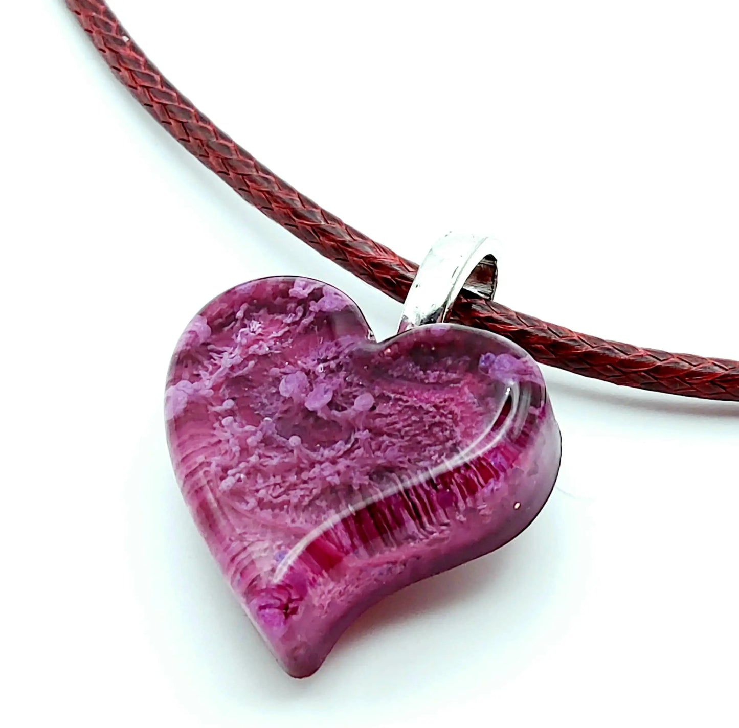 Pendentif "Mini Coeur" en résine époxy. Effet pétri bordeaux et rose. Cordon en coton ciré bordeaux.