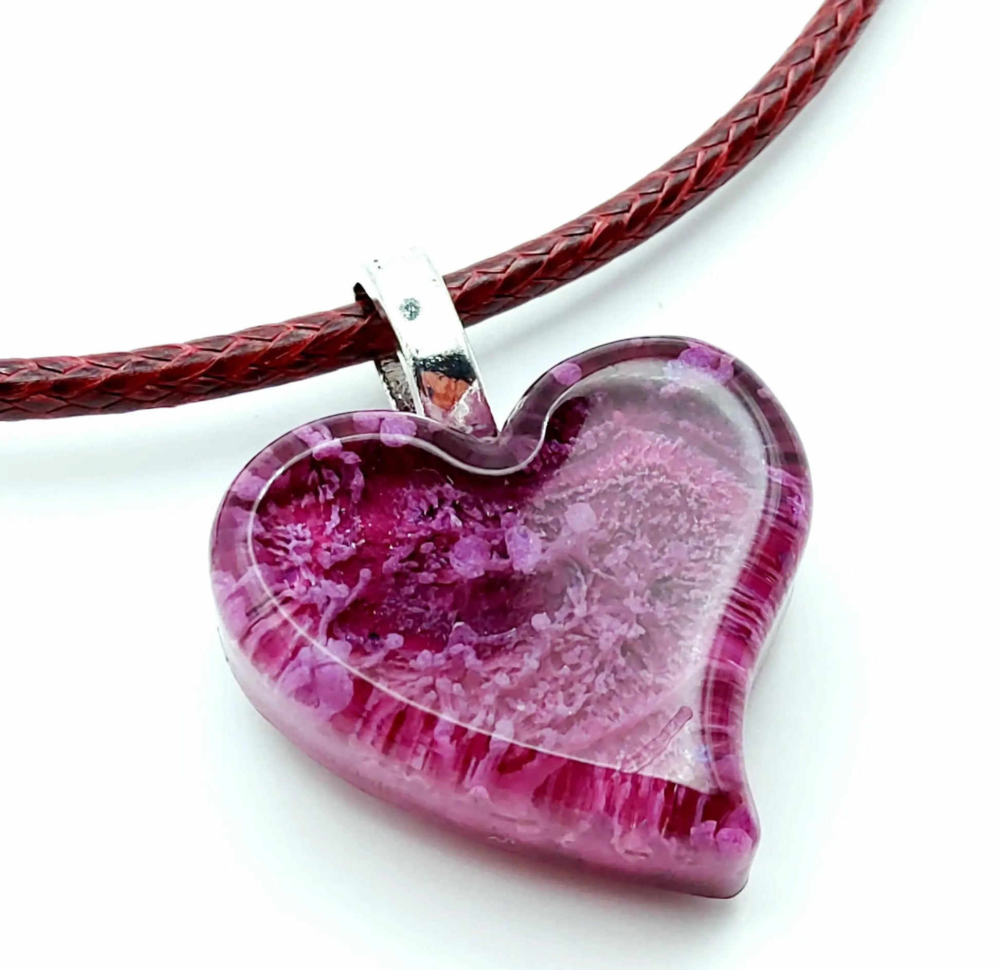 Pendentif "Mini Coeur" en résine époxy. Effet pétri bordeaux et rose. Cordon en coton ciré bordeaux.