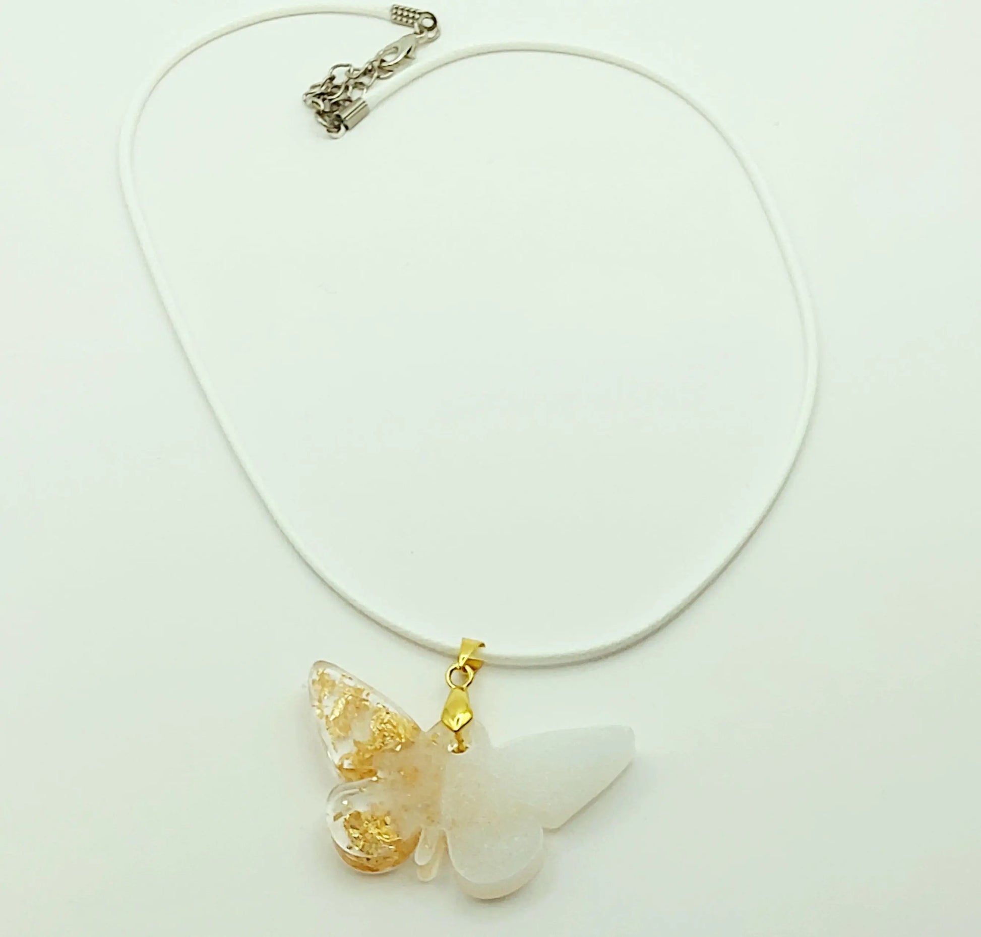 Pendentif "Papillon", Blanc et doré, cordon en coton ciré blanc