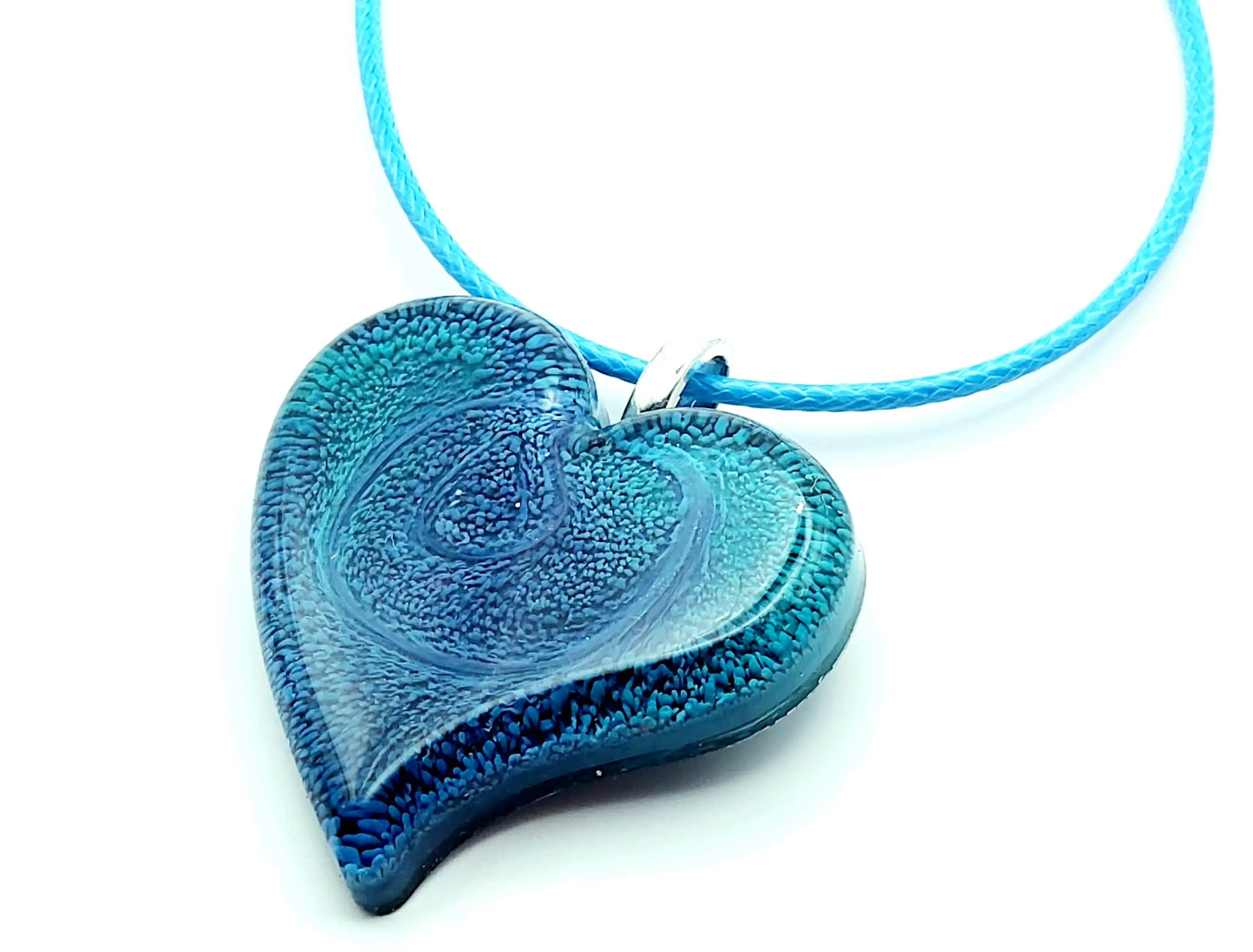 Pendentif Petit Coeur en résine époxy, effet pétri bleu. Cordon en coton ciré bleu.