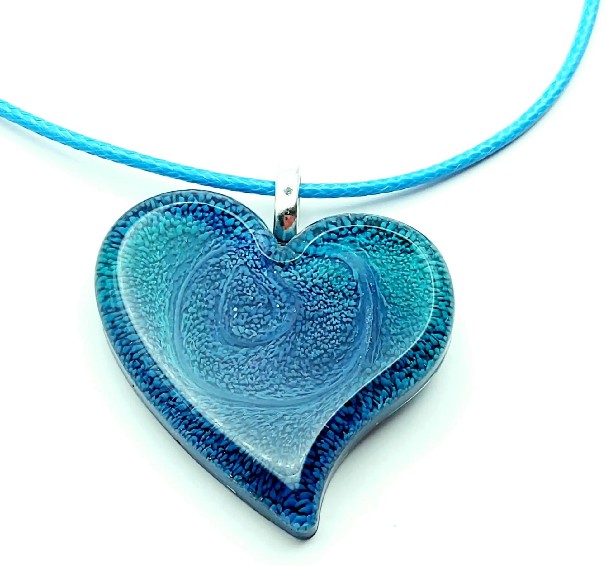 Pendentif Petit Coeur en résine époxy, effet pétri bleu. Cordon en coton ciré bleu.