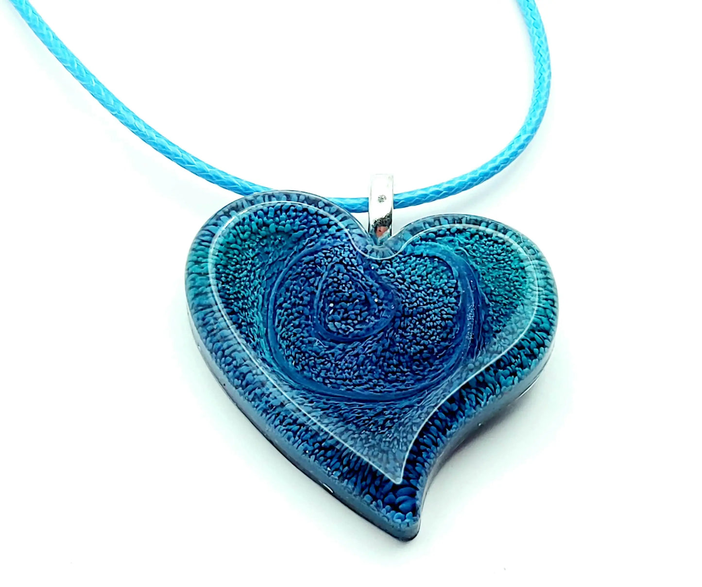 Pendentif Petit Coeur en résine époxy, effet pétri bleu. Cordon en coton ciré bleu.