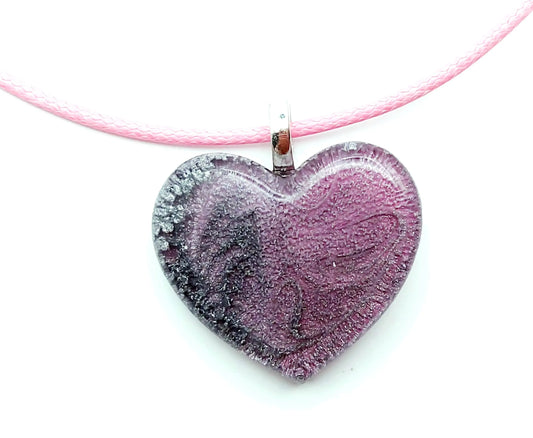 Pendentif "Petit Coeur" en résine époxy, effet pétri gris et rose. Cordon en coton ciré rose clair.