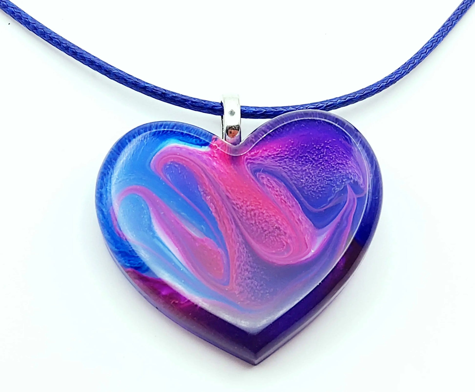 Pendentif Petit Coeur en résine époxy, effet pétri rose et bleu. Cordon en coton ciré bleu.