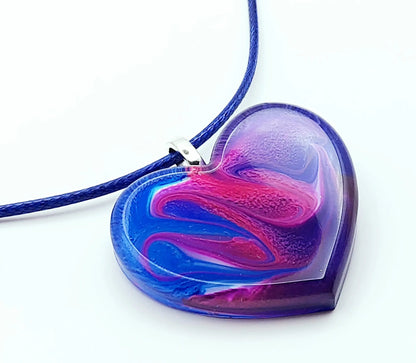 Pendentif Petit Coeur en résine époxy, effet pétri rose et bleu. Cordon en coton ciré bleu.