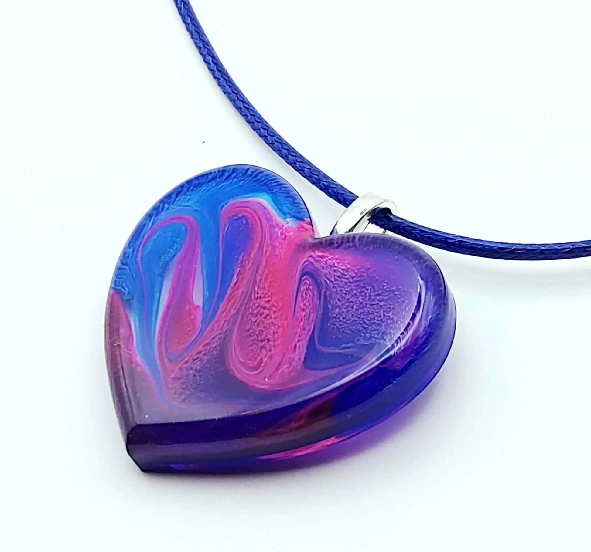 Pendentif Petit Coeur en résine époxy, effet pétri rose et bleu. Cordon en coton ciré bleu.