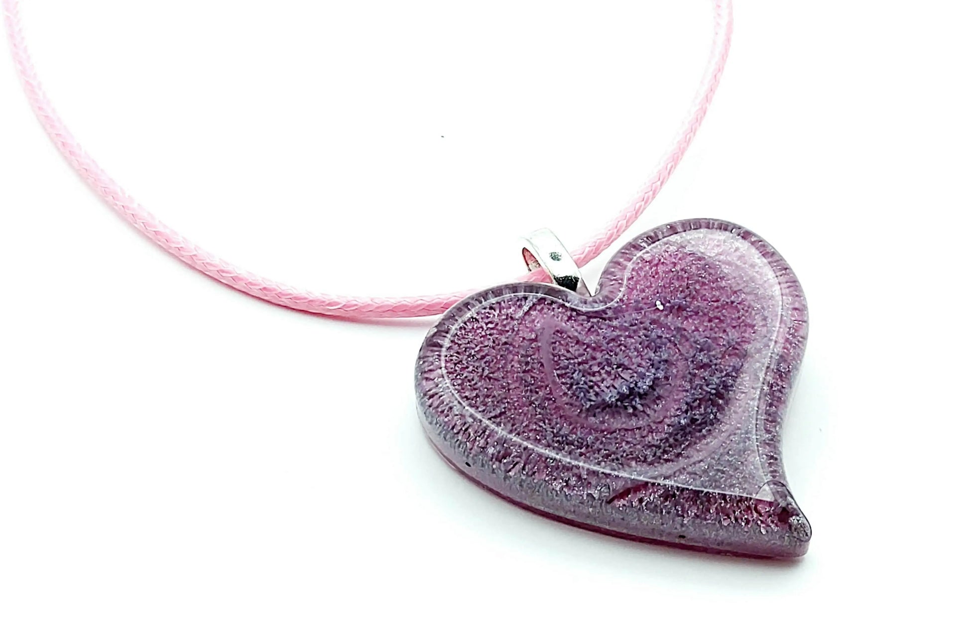 Pendentif "Petit Coeur" en résine époxy, effet pétri rose et gris. Cordon en coton ciré rose clair.