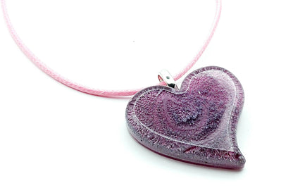 Pendentif "Petit Coeur" en résine époxy, effet pétri rose et gris. Cordon en coton ciré rose clair.