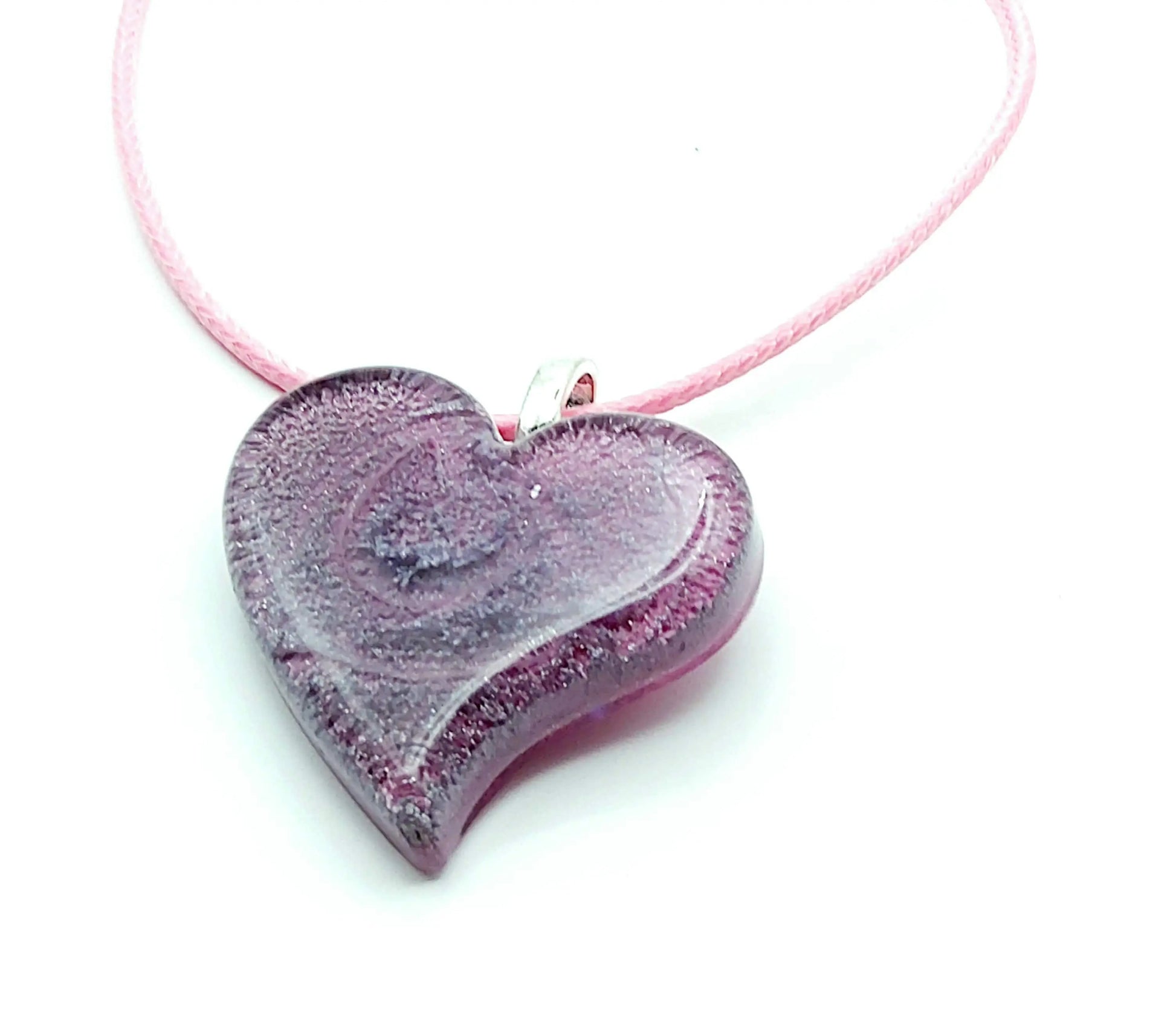 Pendentif "Petit Coeur" en résine époxy, effet pétri rose et gris. Cordon en coton ciré rose clair.