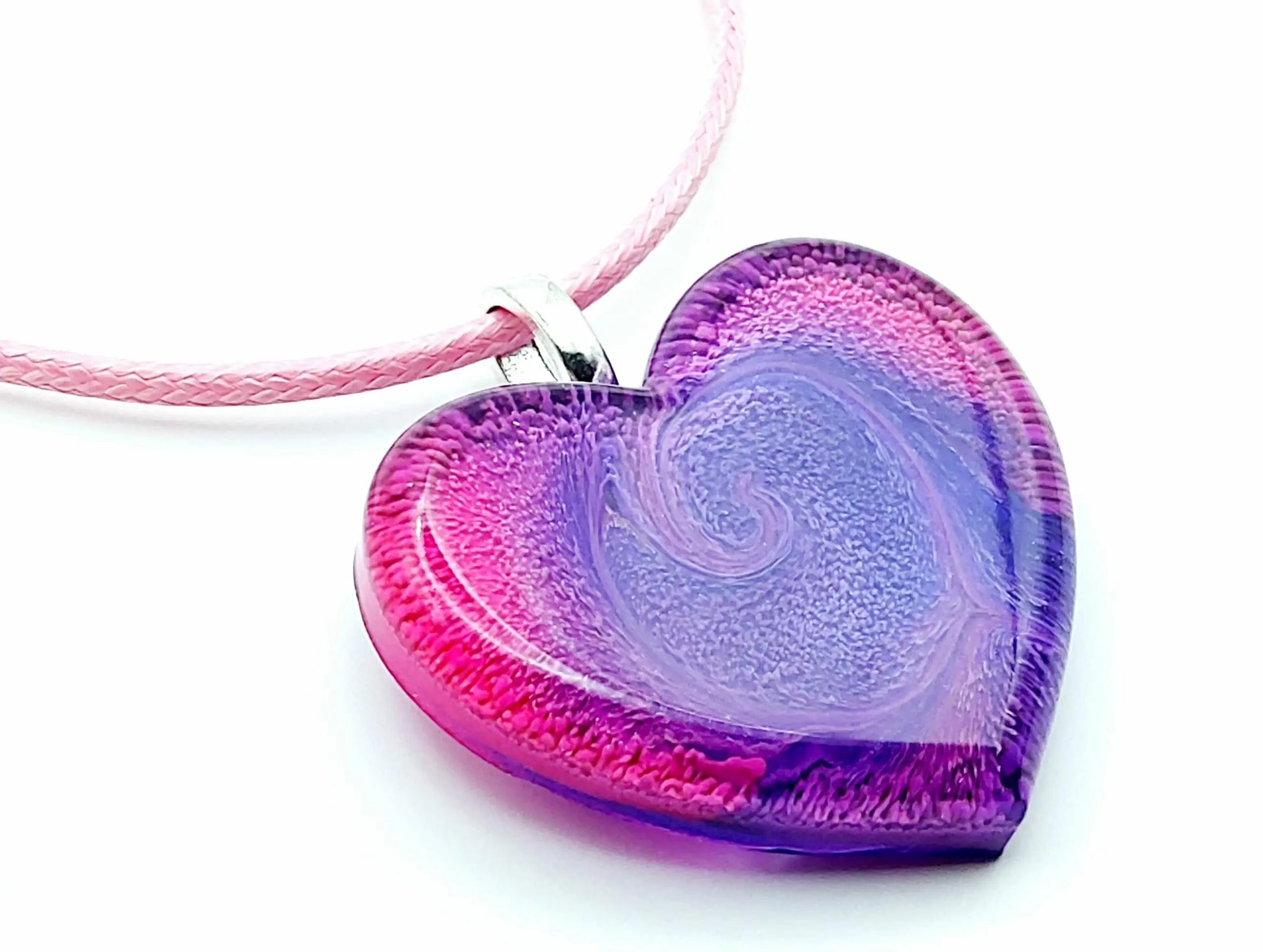 Pendentif "Petit Coeur" en résine époxy.  Effet pétri en spirale. Rose et violet. Cordon en coton ciré rose.