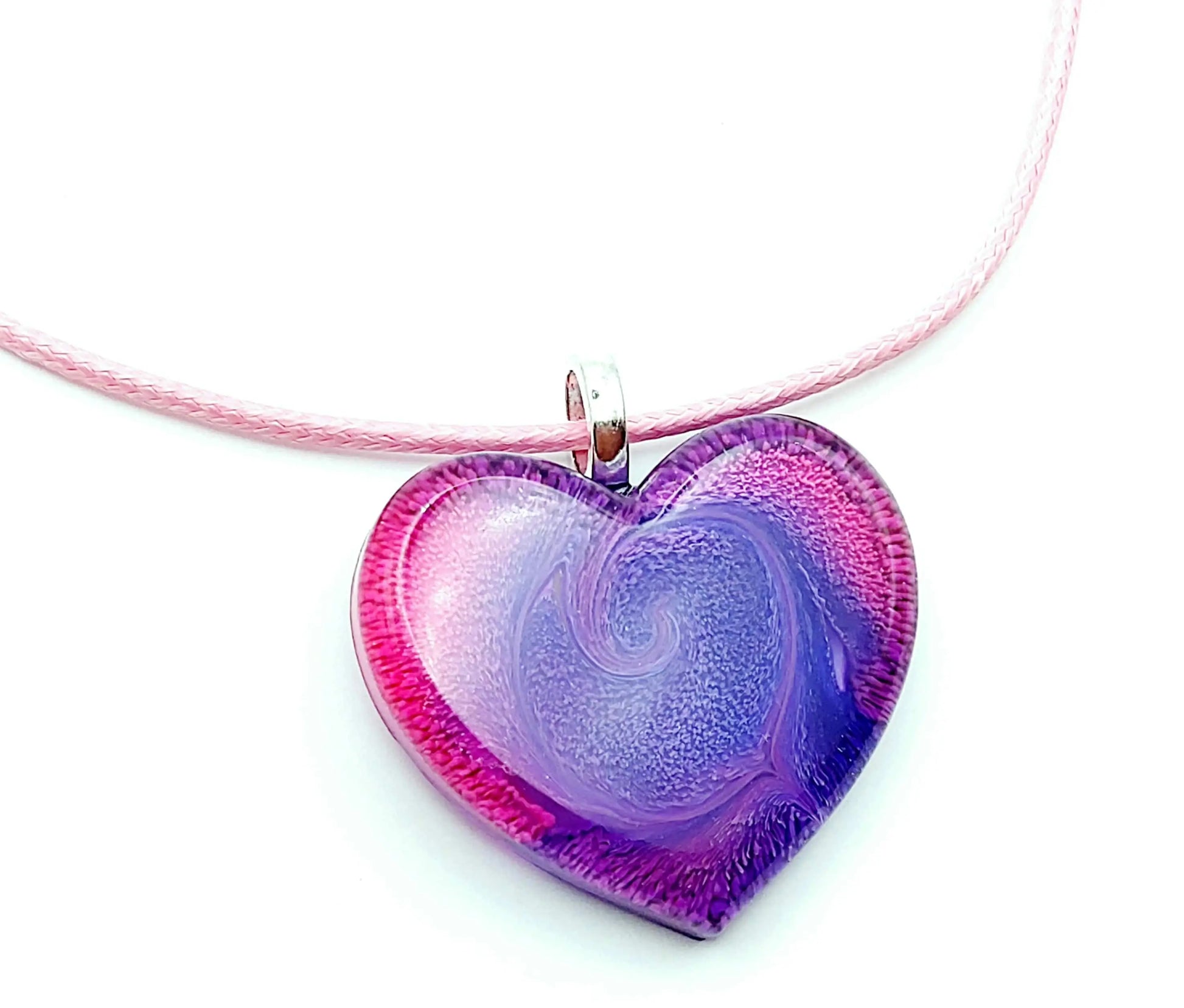 Pendentif "Petit Coeur" en résine époxy.  Effet pétri en spirale. Rose et violet. Cordon en coton ciré rose.