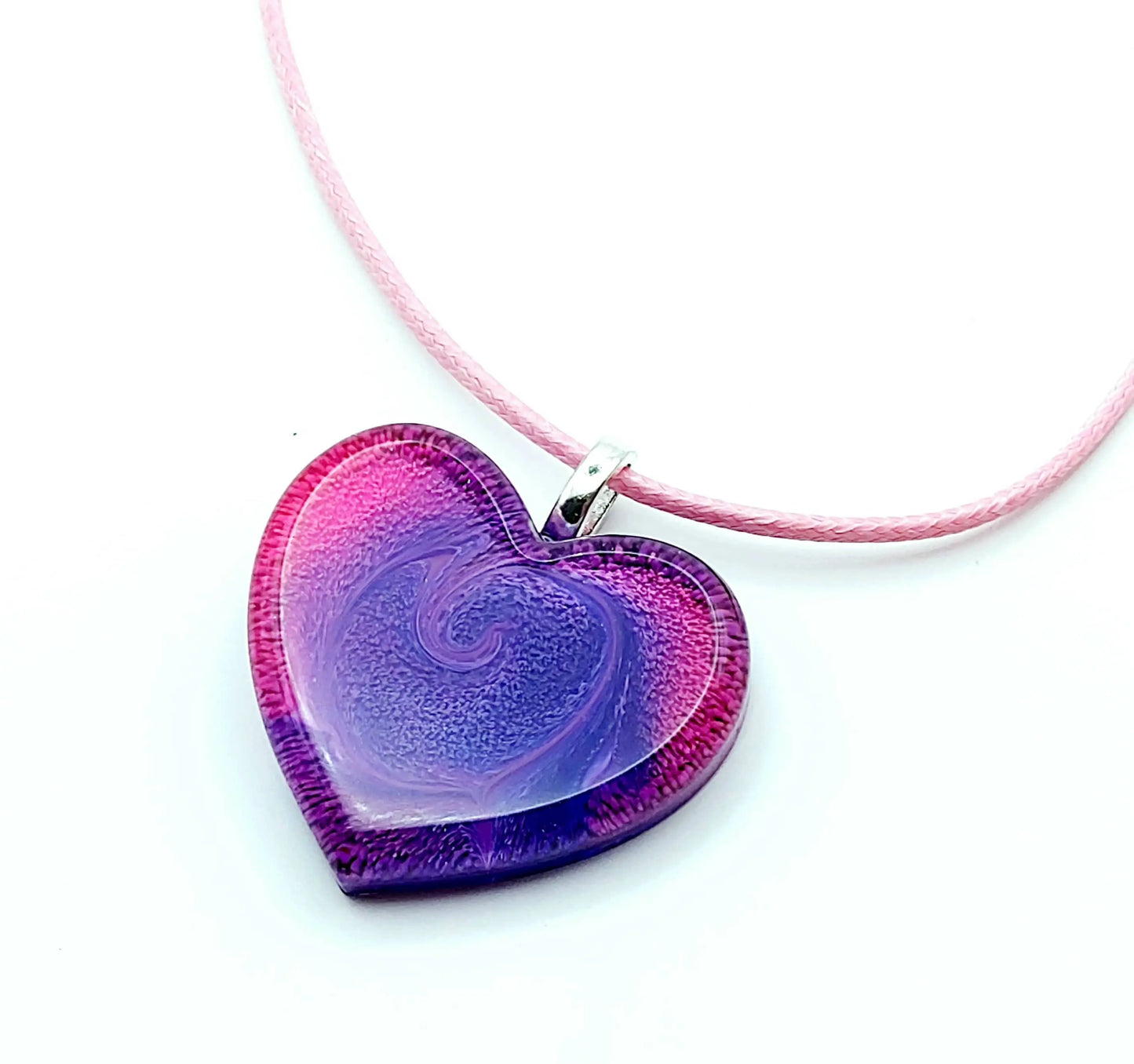 Pendentif "Petit Coeur" en résine époxy.  Effet pétri en spirale. Rose et violet. Cordon en coton ciré rose.