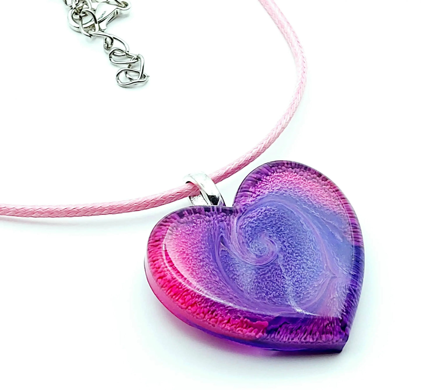 Pendentif "Petit Coeur" en résine époxy.  Effet pétri en spirale. Rose et violet. Cordon en coton ciré rose.