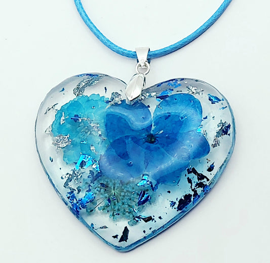 Pendentif "Coeur Fleuri" en résine époxy, fleurs bleues, gros plan