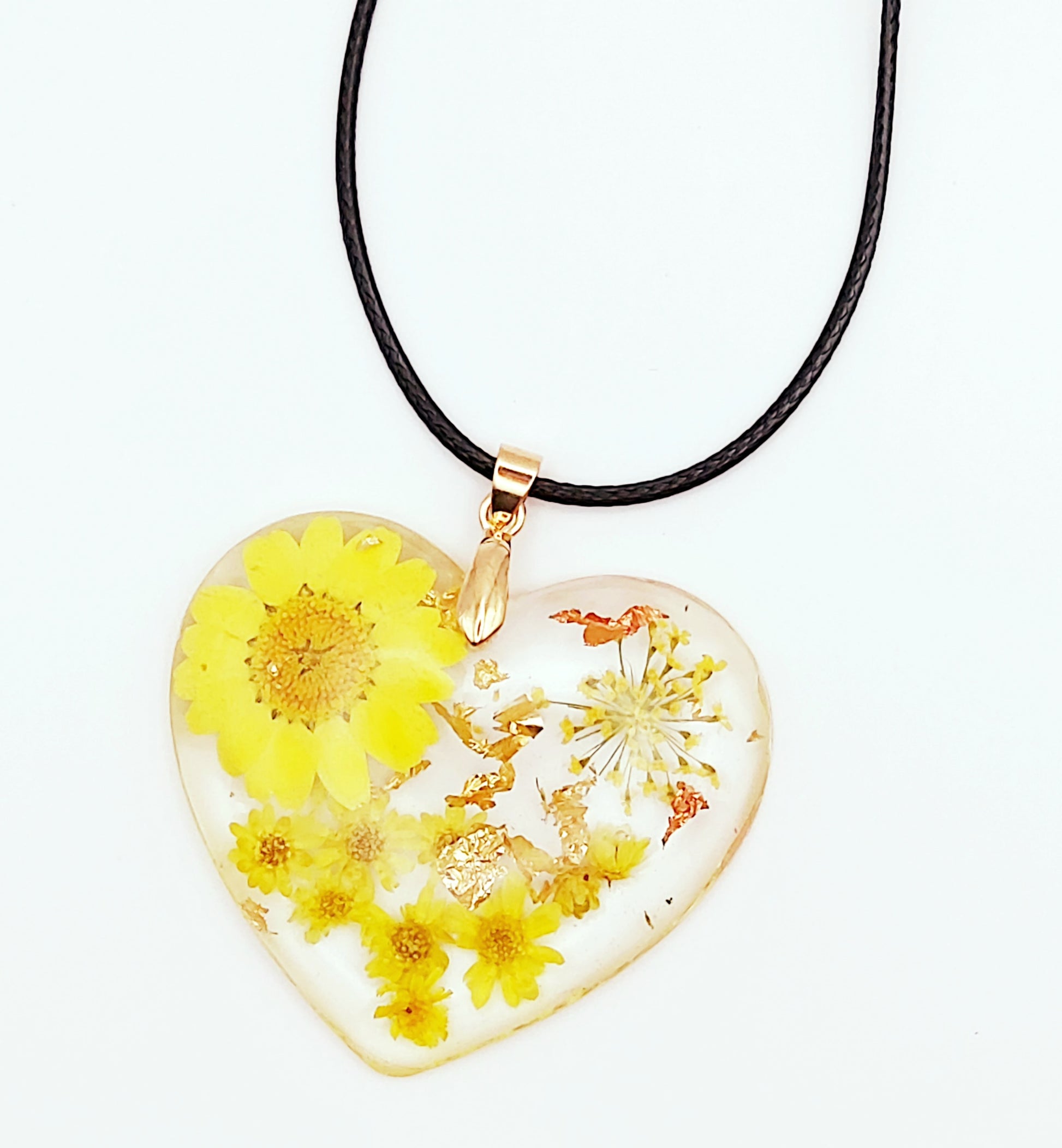 Pendentif "Coeur Fleuri" en résine époxy, fleurs jaunes. Cordon en coton ciré noir.