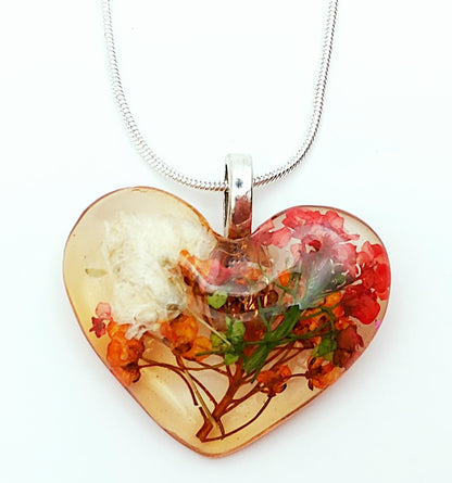 Pendentif "Coeur fleuri" en résine, et sa chaîne. Fleurs rouges, oranges et blanches 