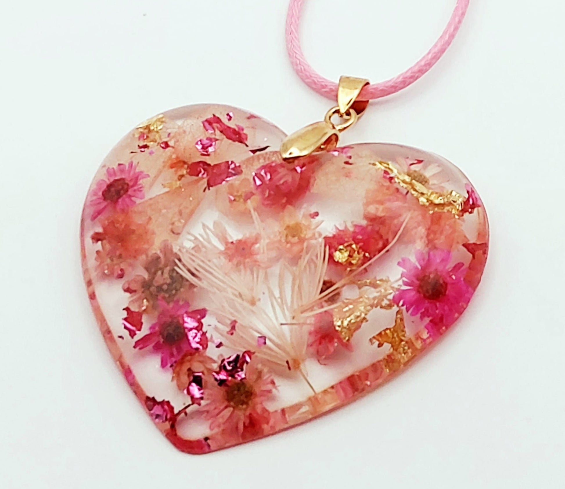 Pendentif "Coeur fleuri" en résine époxy, fleurs roses et feuille d'or.