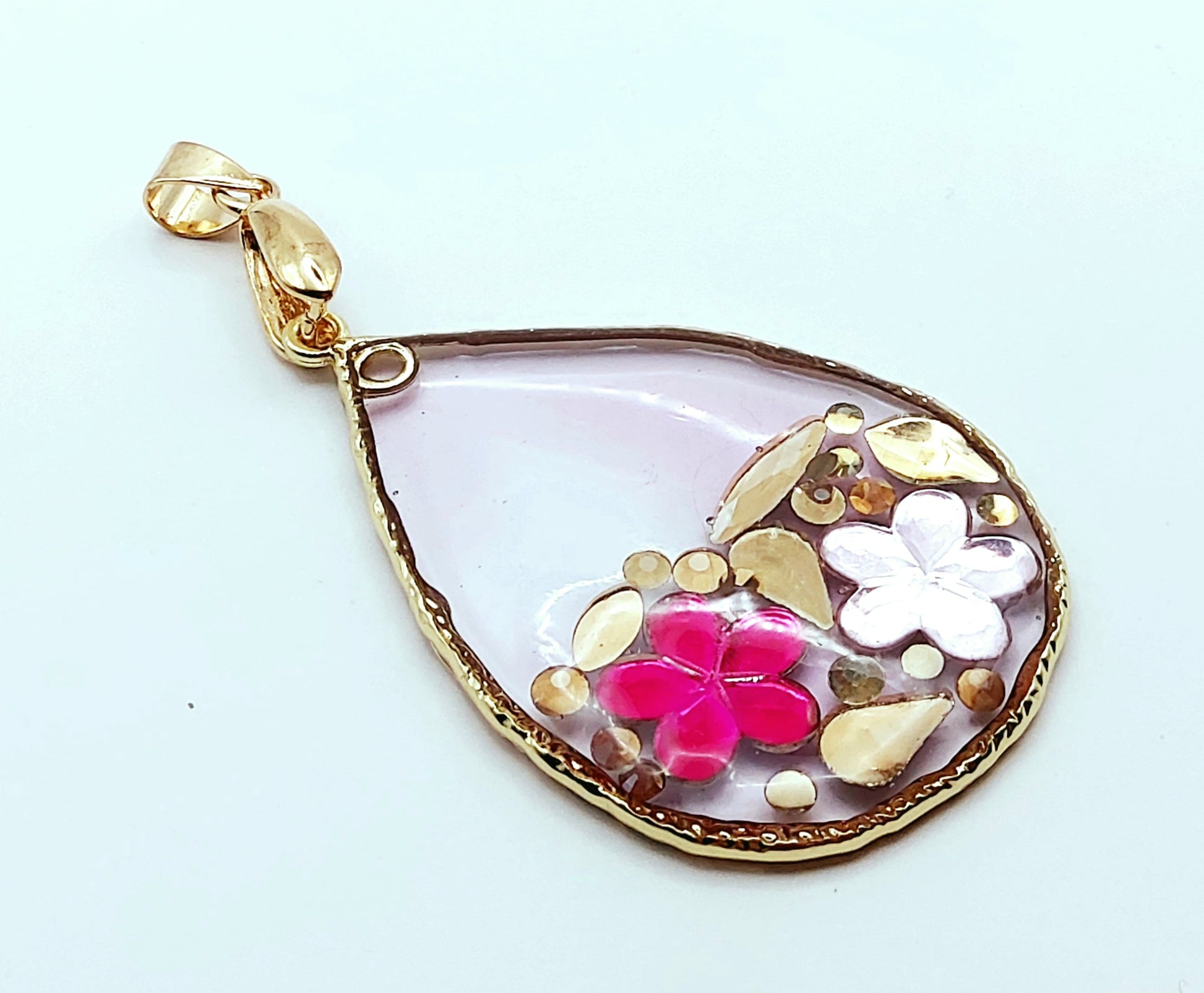 Pendentif Goutte d'eau et fleurs brillantes en résine