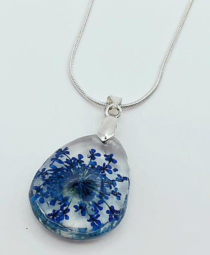 Pendentif "Goutte d'eau" en résine et sa chaîne, fleur bleue