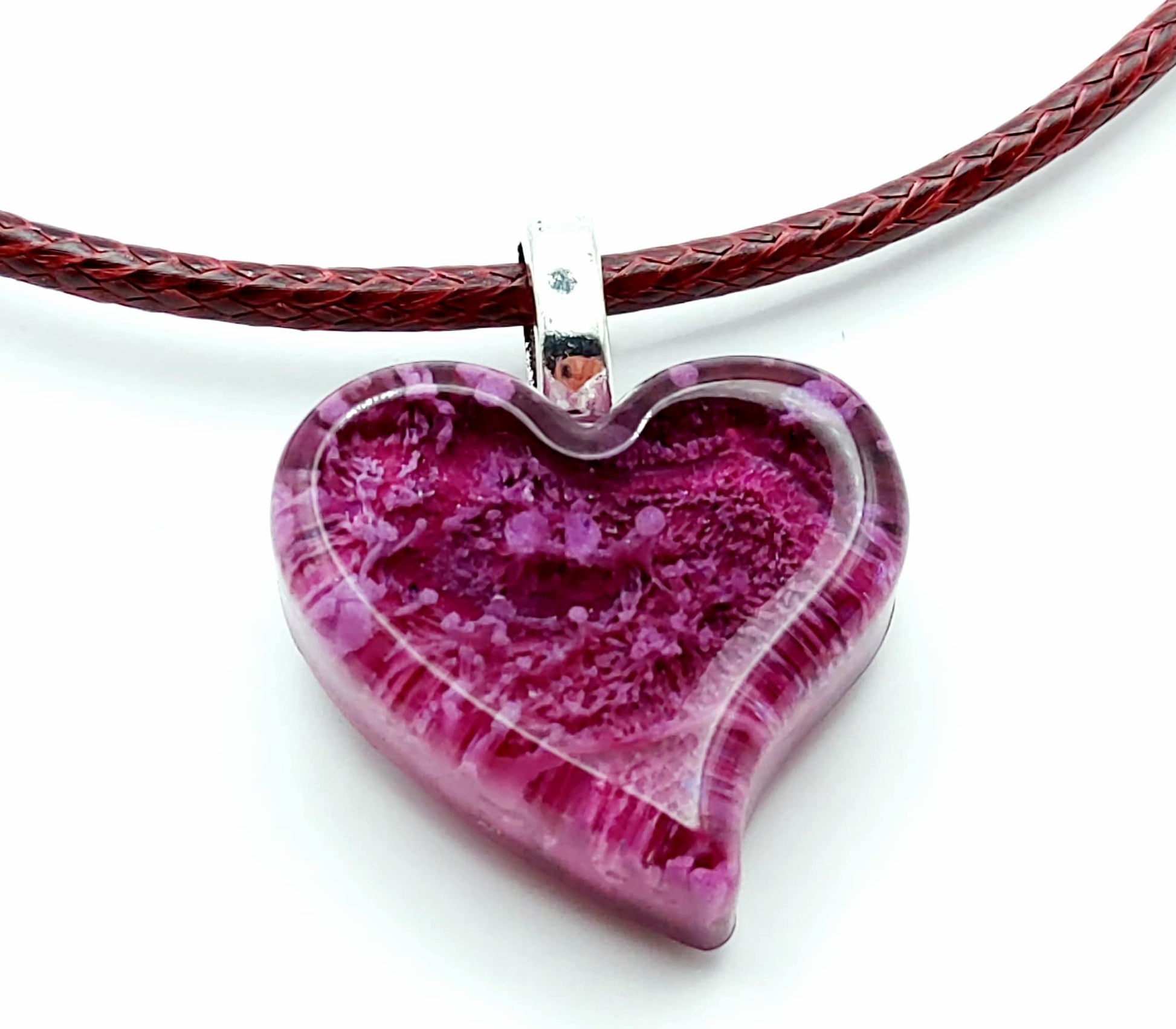 Pendentif "Mini Coeur" en résine époxy. Effet pétri bordeaux et rose. Cordon en coton ciré bordeaux.