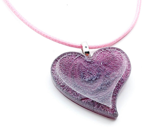 Pendentif "Petit Coeur" en résine époxy, effet pétri rose et gris. Cordon en coton ciré rose clair.