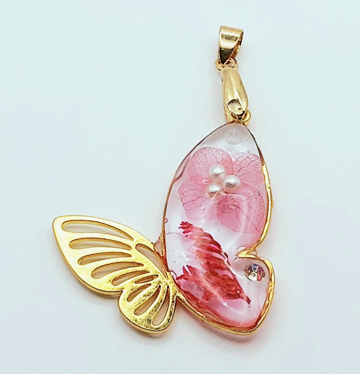 Pendentif doré Papillon et fleurs séchées, en résine