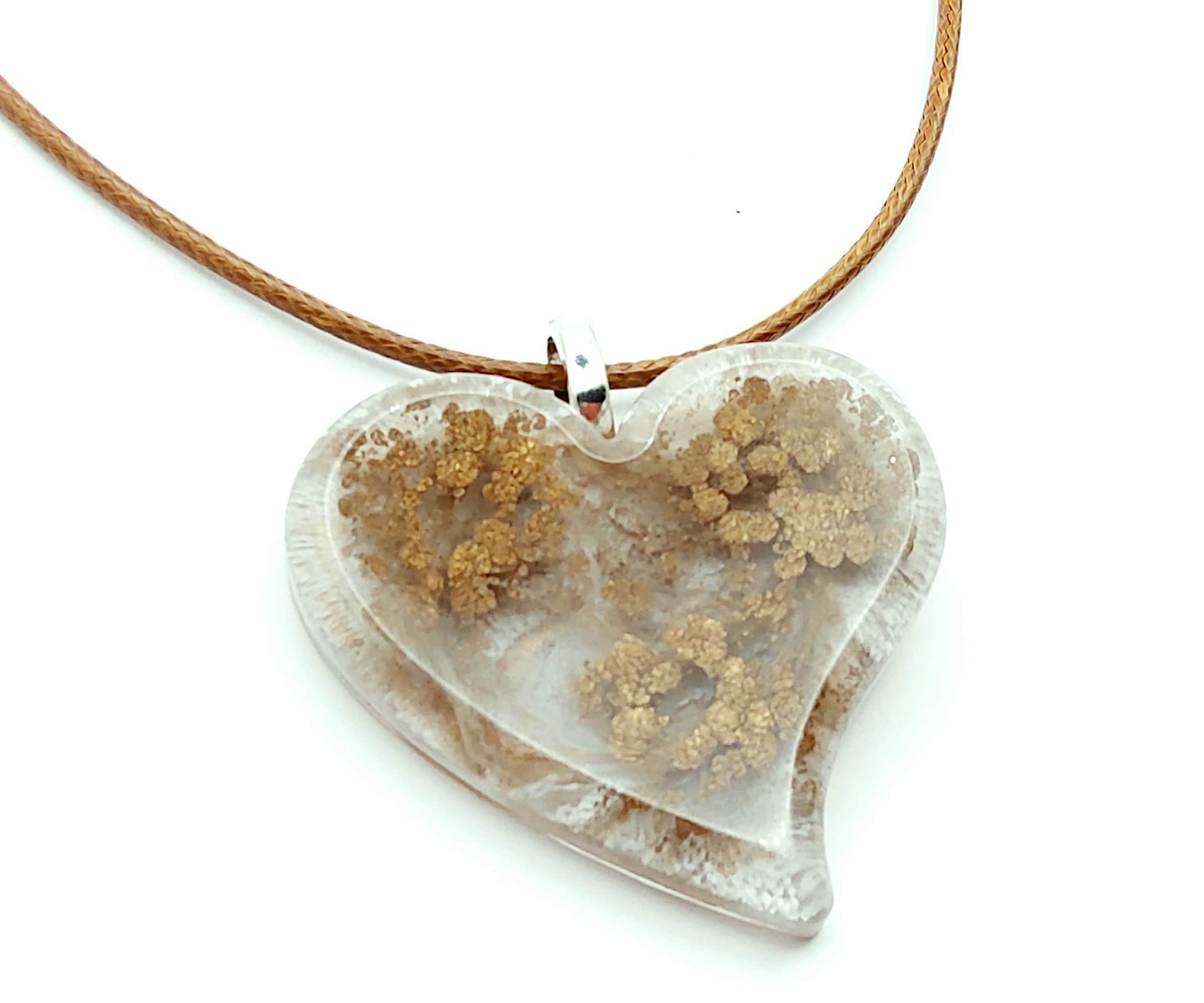 Pendentif "Petit Coeur" en résine époxy, effet pétri marron et crème. Cordon en coton ciré marron.