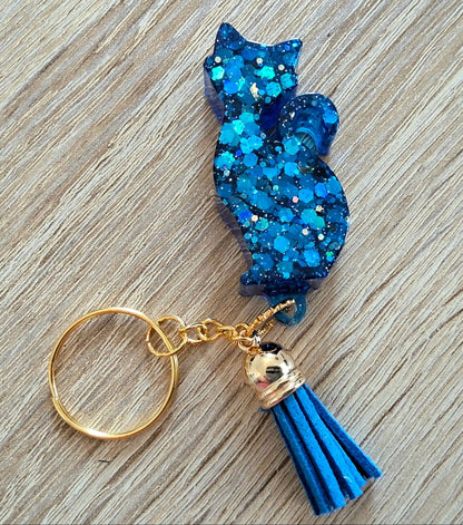 Porte-clés CHAT DEBOUT en résine époxy. Paillettes bleues - PRETTY RESINE
