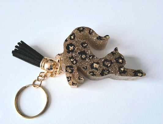 Porte-clés CHAT QUI S'ETIRE en résine époxy. Paillettes or. Motif léopard. Pompon gland noir - PRETTY RESINE