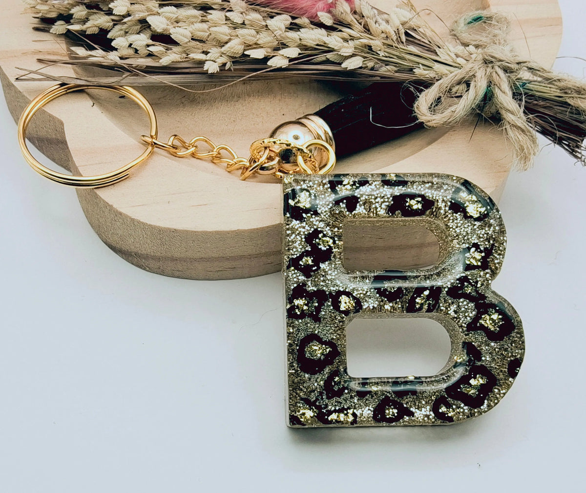 Porte-clés Lettre B en résine époxy. Motif léopard, feuille d'or - PRETTY RESINE