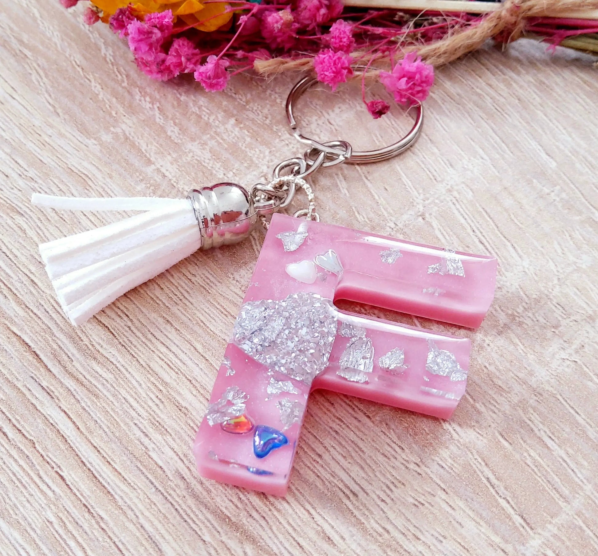 Porte-clés LETTRE F en résine époxy. Rose et argent - PRETTY RESINE
