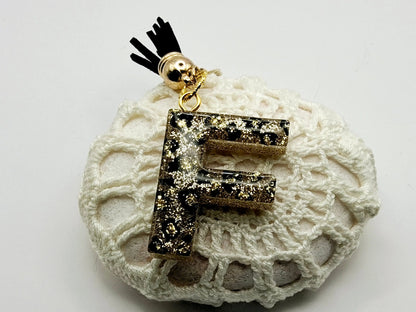 Porte-clés Lettre F en résine époxy. Motif léopard et feuille d'or - PRETTY RESINE
