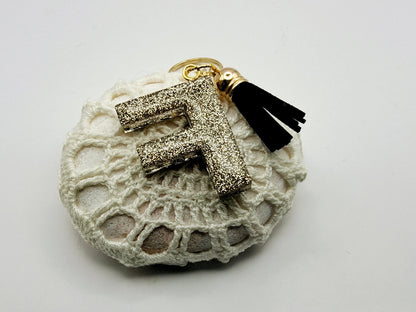 Porte-clés Lettre F en résine époxy. Motif léopard et feuille d'or. Envers - PRETTY RESINE