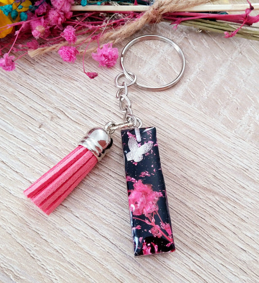 Porte-clés Lettre I en résine époxy. Noir et fleurs roses. Anneau argenté. Pompon gland rose - PRETTY RESINE