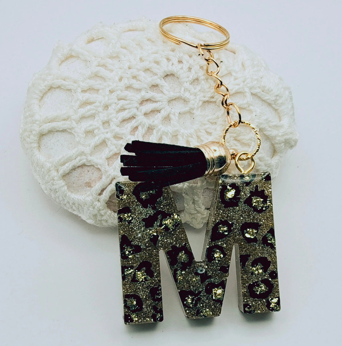Porte-clés Lettre M en résine époxy. Motif léopard et feuille d'or - PRETTY RESINE