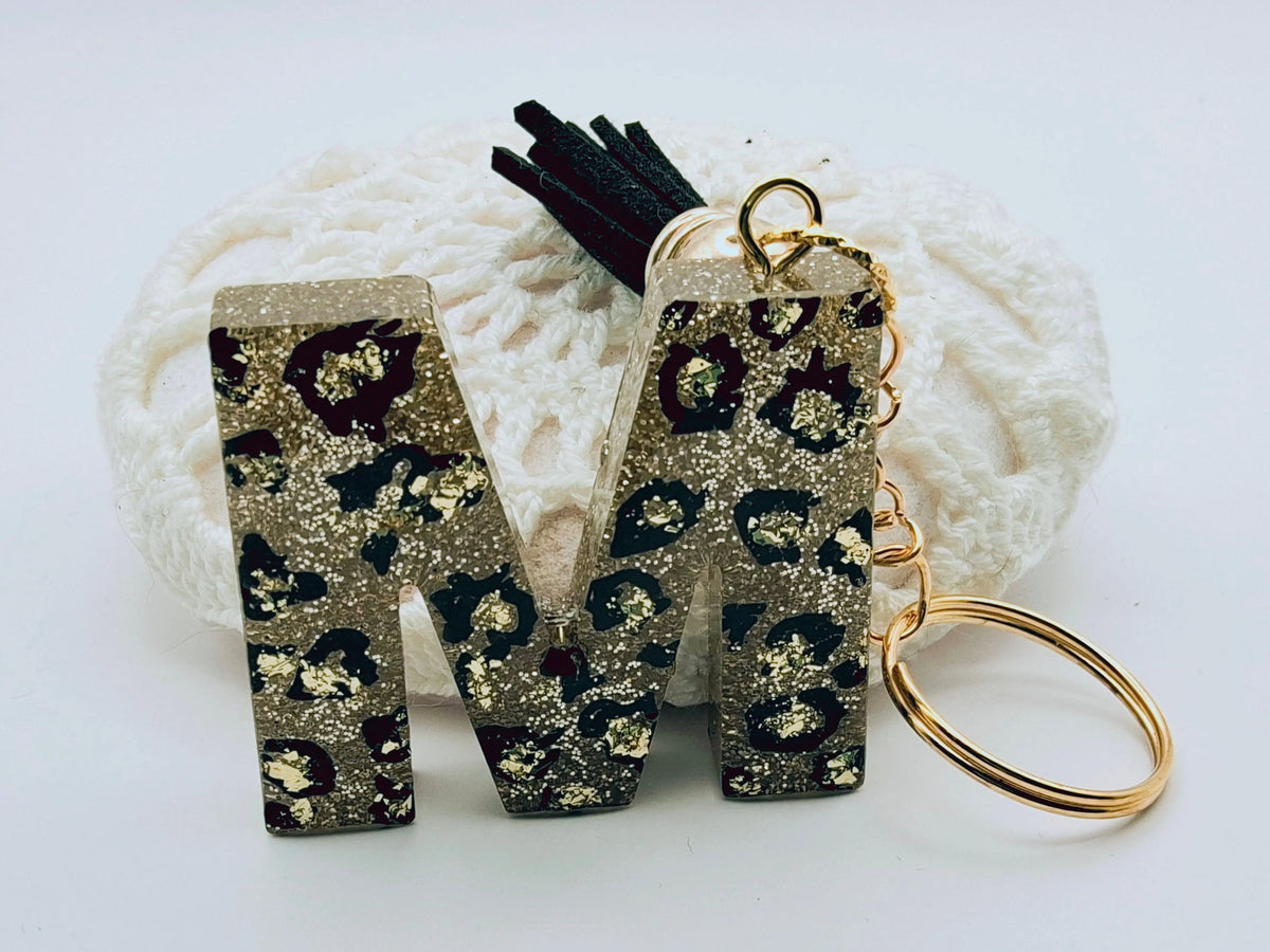 Porte-clés Lettre M en résine époxy. Motif léopard et feuille d'or - PRETTY RESINE
