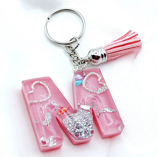 Porte-clés LETTRE en résine époxy. Rose et coeurs argentés.