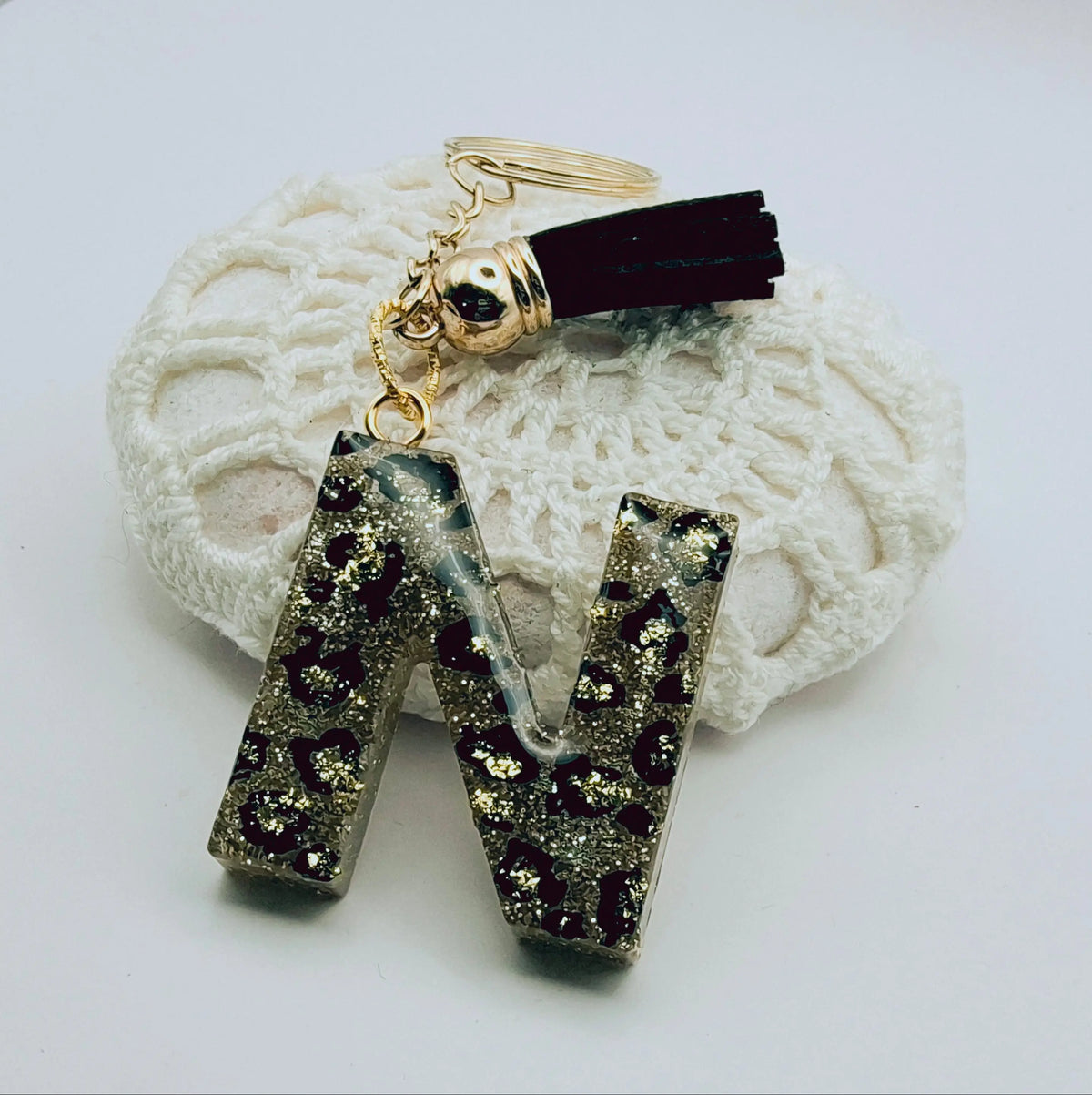Porte-clés Lettre N en résine époxy. Motif léopard et feuille d'or - PRETTY RESINE