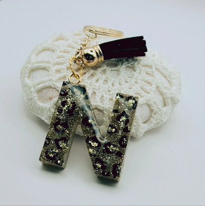 Porte-clés Lettre N en résine époxy. Motif léopard et feuille d'or - PRETTY RESINE