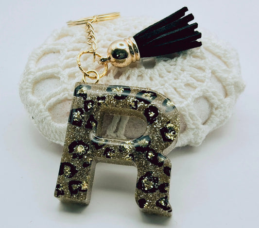 Porte-clés Lettre R en résine époxy. Motif léopard et feuille d'or - PRETTY RESINE