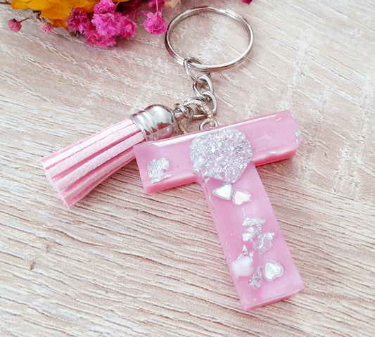 Porte-clés LETTRE T en résine époxy. Rose et argent. Pompon gland rose pastel. PRETTY RESINE