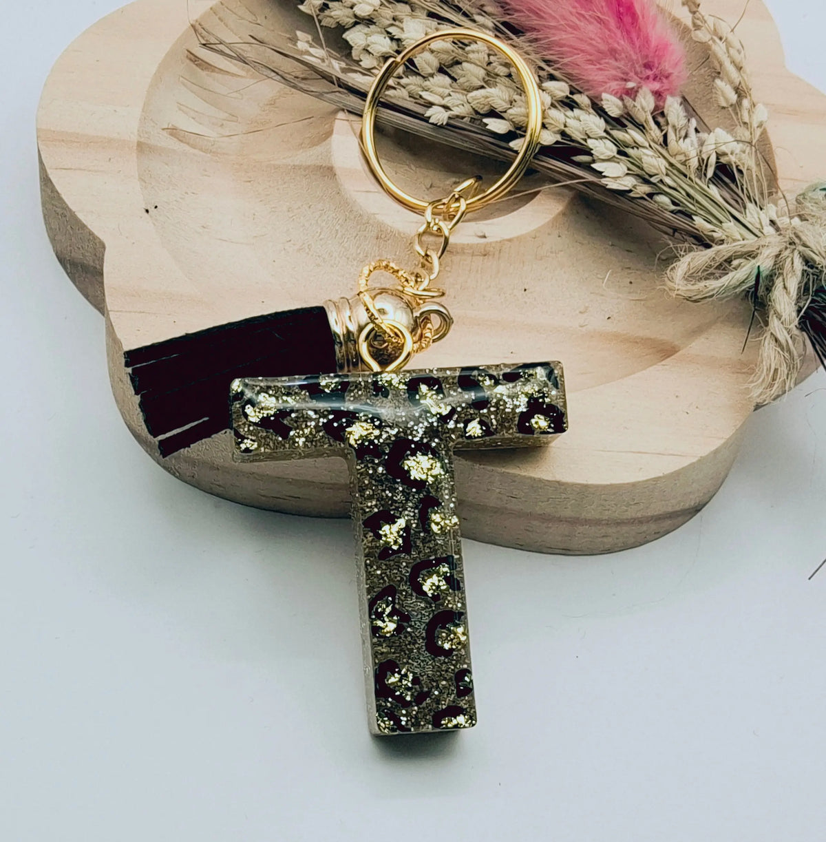 Porte-clés LETTRE T en résine époxy. Motif léopard noir et feuille d'or - PRETTY RESINE