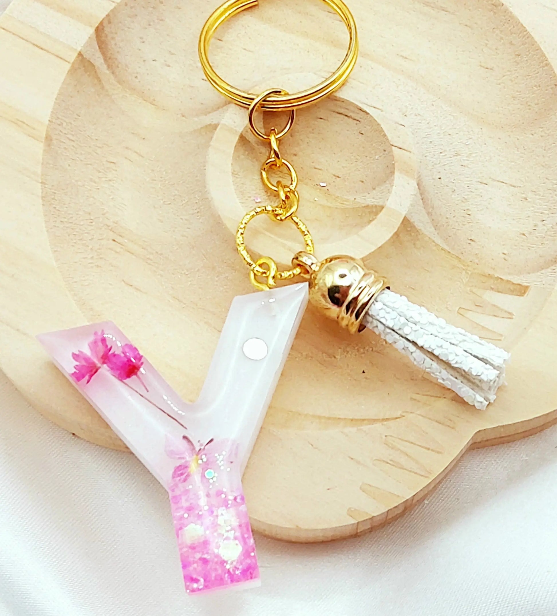 Porte-clés LETTRE Y en résine époxy. Blanc, fleurs et paillettes roses - PRETTY RESINE