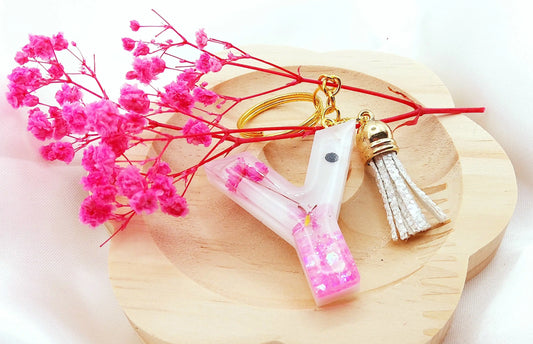 Porte-clés LETTRE Y en résine époxy. Blanc, fleurs et paillettes roses - PRETTY RESINE