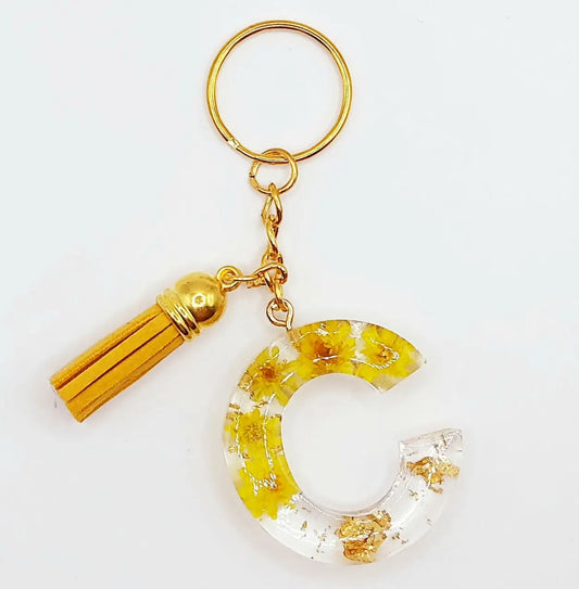 Porte-clés Lettre C, en résine époxy - Fleurs jaunes et feuille d'or - PRETTY RESINE