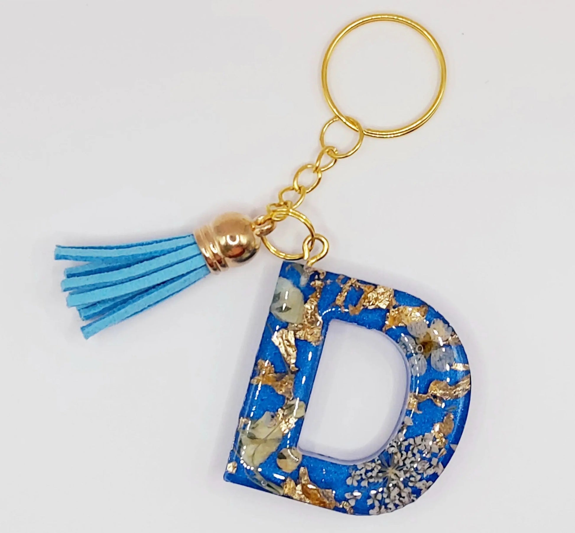 Porte-clés Lettre D, en résine époxy - Bleu, fleurs blanches et feuille d'or