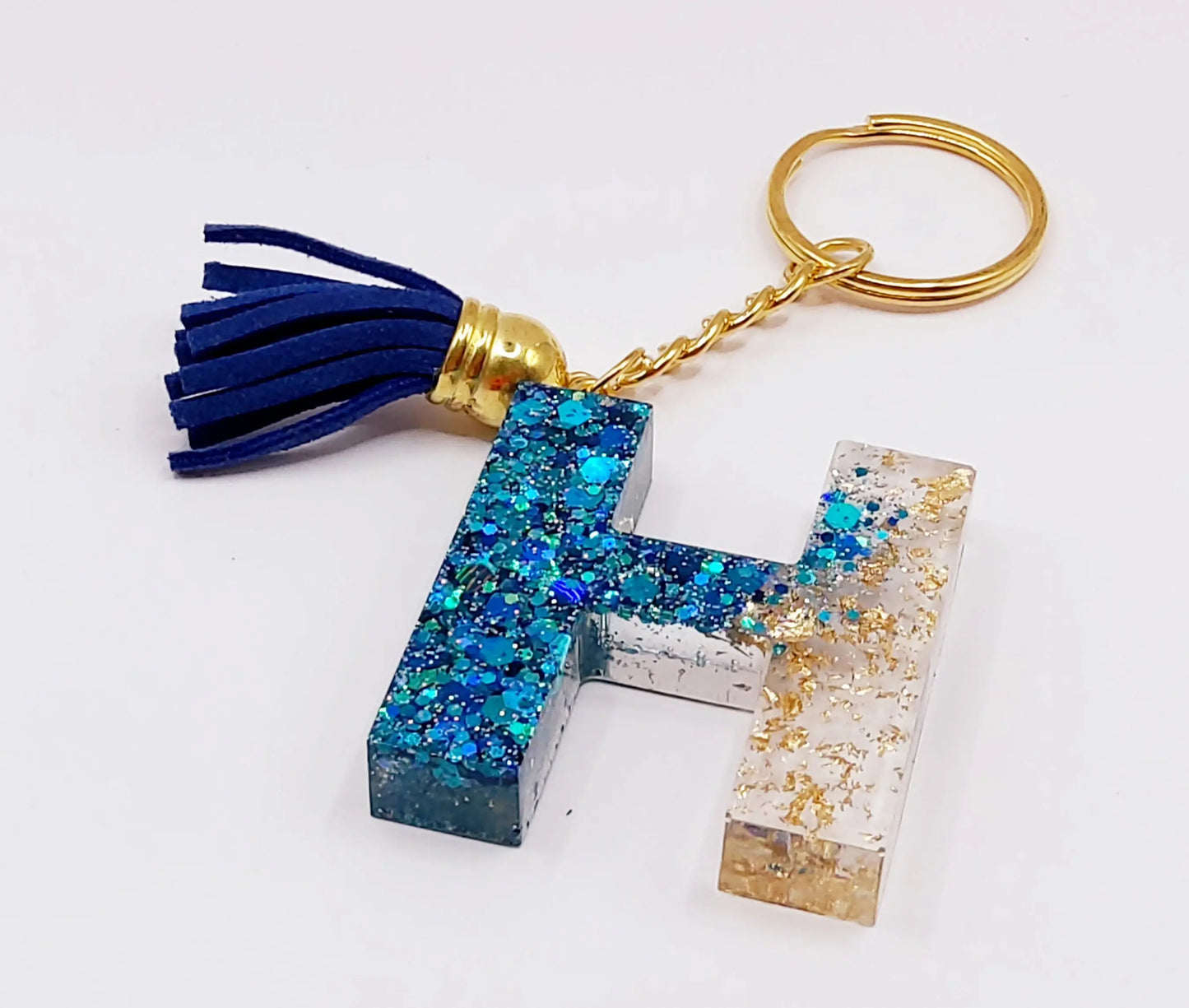 Porte-clés Lettre H en résine époxy avec paillettes et pompon gland bleus