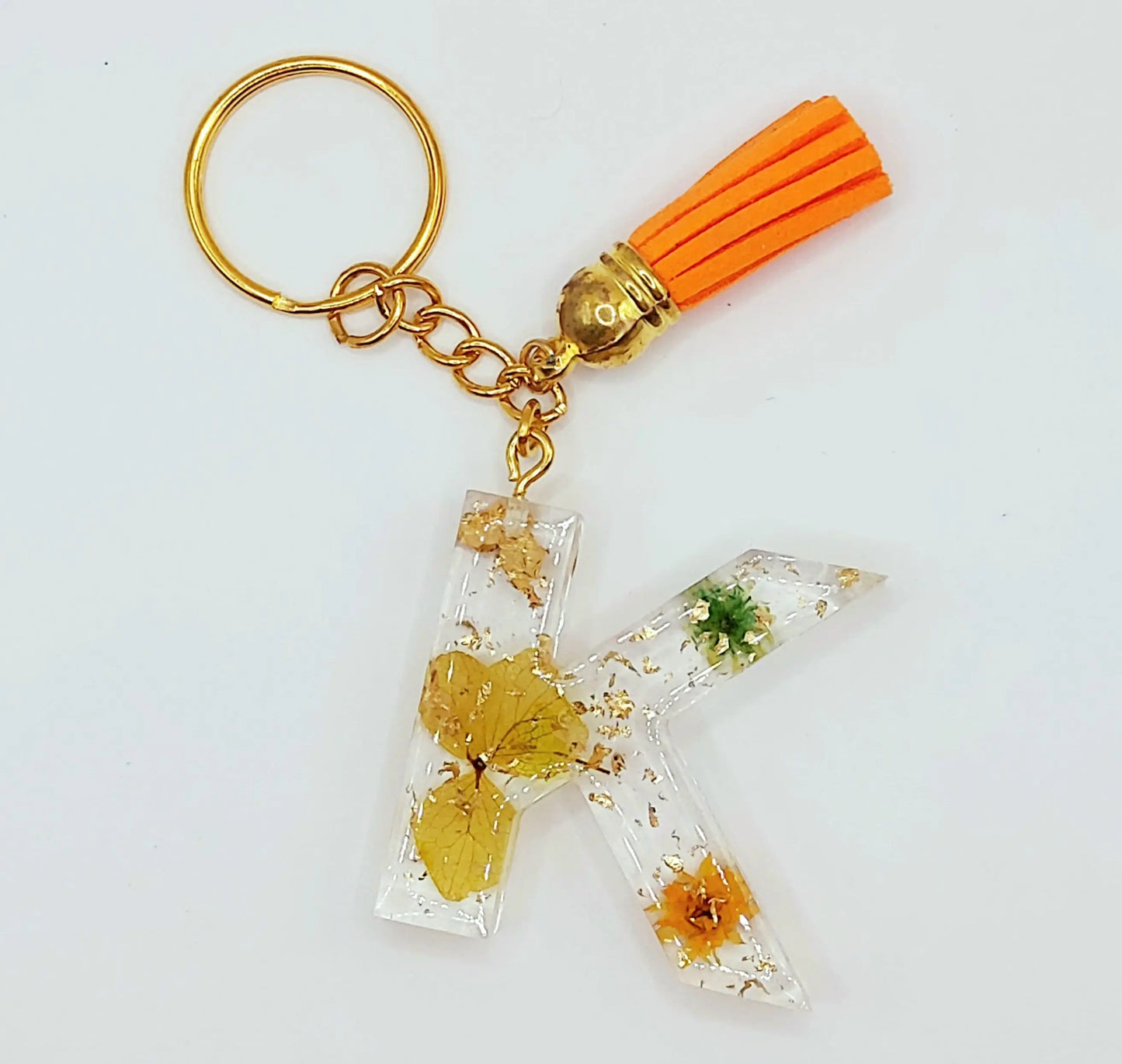 Porte-clés Lettre K, en résine époxy - Fleurs jaunes, oranges, vertes, et feuille d'or