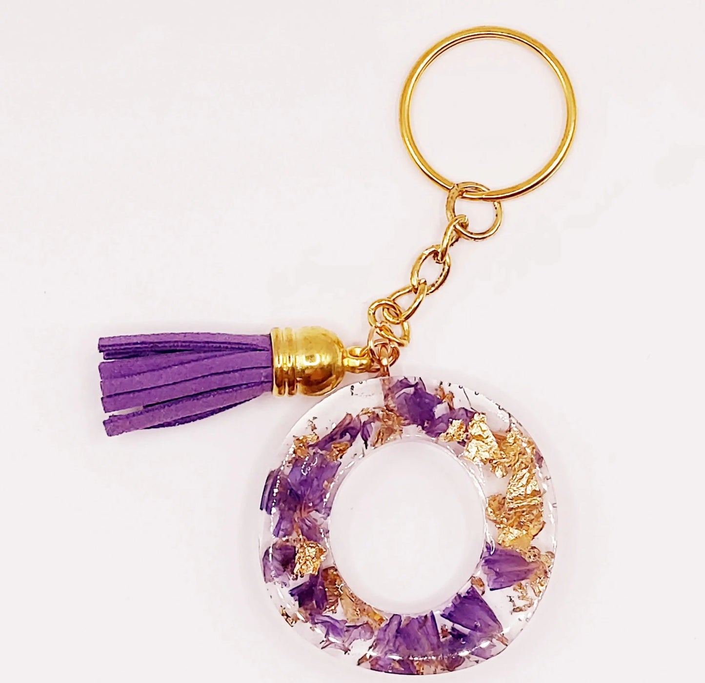 Porte-clés Lettre O, en résine époxy - Fleurs mauves et feuille d'or - PRETTY RESINE