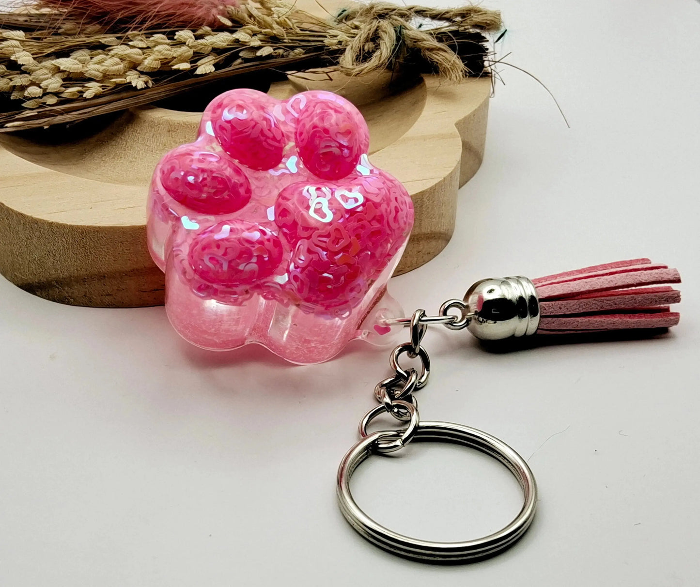 Porte-clés PATTE DE CHAT en résine époxy. Transparent et paillettes coeurs roses - PRETTY RESINE
